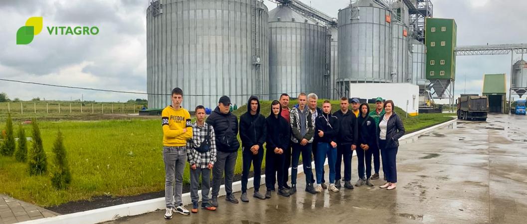 Students of Pluzhno Agricultural Lyceum during a tour at VITAGRO facilities
